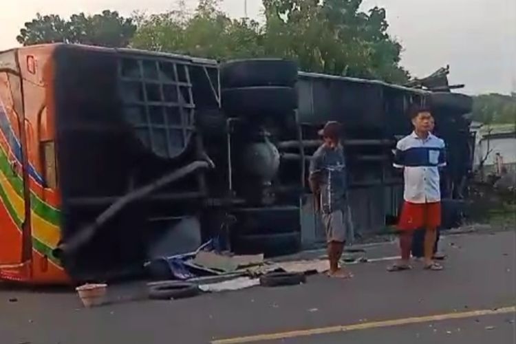 Bus AKDP Bojonegoro- Surabaya terguling dan menimpa pengendara motor hingga 2 orang meninggal di Jalan Raya Bojonegoro - Babat, Desa Ngemplak, Kecamatan Baureno, Kabupaten Bojonegoro, Jawa Timur, Sabtu (4/5/2024)