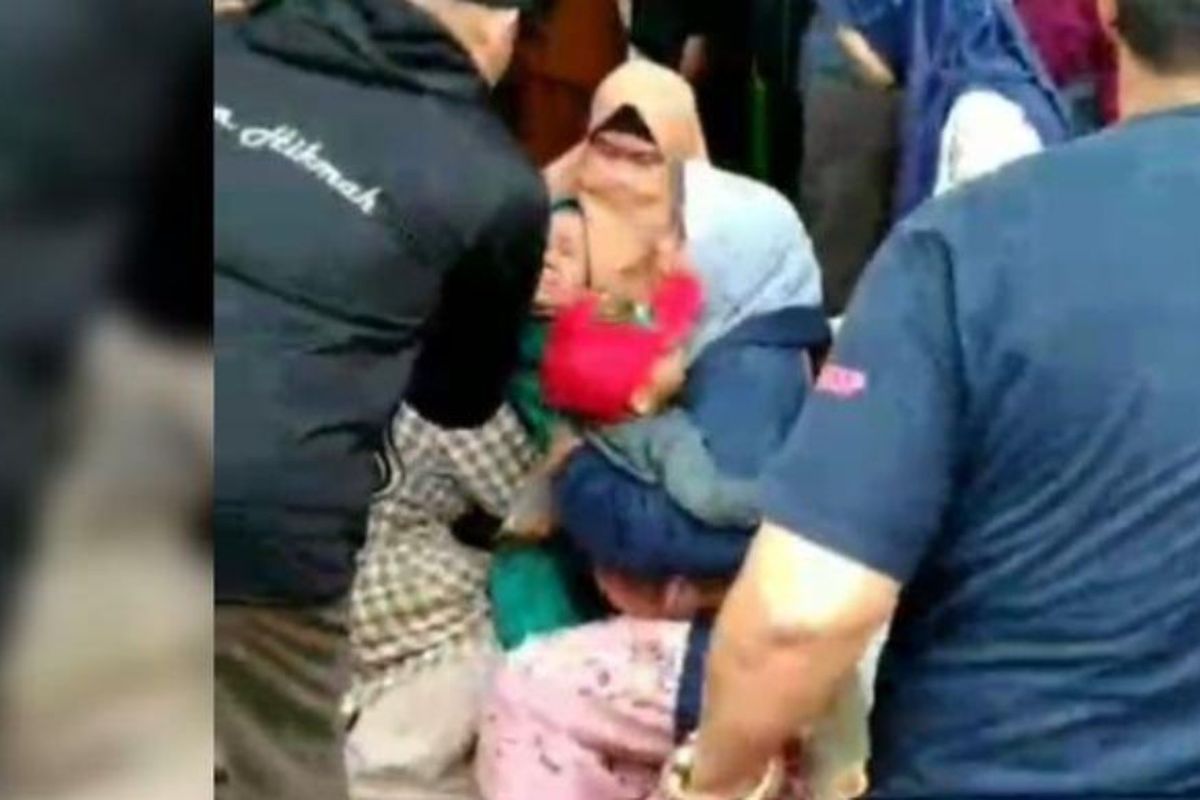 Seorang calon jemaah umrah asal Garut, Jawa Barat, pingsan setelah tahu menjadi korban penipuan. 
