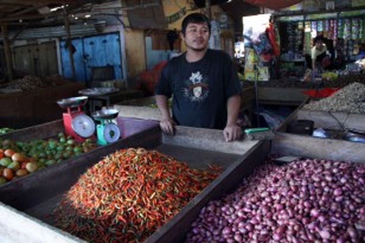 Pedagang bumbu dapur di Pasar Bersehati Manado. BPS mencatat pada September terjadi deflasi.