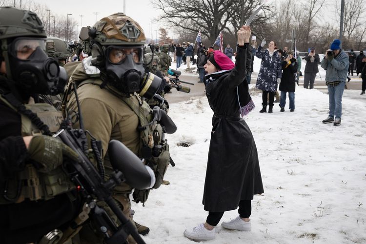 Seorang pedemo meneriaki agen federal di luar gedung Whipple, Kota Minneapolis, Negara Bagian Minnesota, Amerika Serikat, Kamis (8/1/2026). Amarah publik AS meluap setelah agen Penegakan Imigrasi dan Bea Cukai (ICE) menembak mati ibu berusia 37 tahun, Renee Nicole Good.