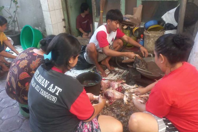 Warga Kampung Bustaman, Kota Semarang, Jawa Tengah sedang membersihkan hewan kurban. Rabu (19/6/2024). 