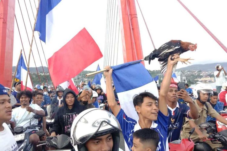 Rayakan Kemenangan Perancis, Ribuan Pendukung di Ambon Konvoi Bawa Ayam Jago