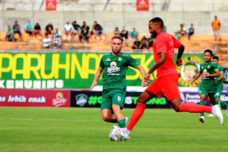 Pemain Persebaya Surabaya Ze Valente menjaga kettet pemain Borneo FC saat pertandingan pekan ke-22 Liga 1 2022-2023 yang berakhir dengan skor 3-2 di Stadion Gelora Joko Samudro Gresik, Jumat (3/2/2023) sore.