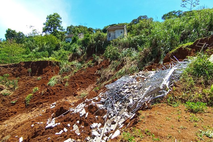 Titik lokasi diduga awal tanah longsor yang berdampak 12 rumah tertimbun di Kampung Cibatu Hilir, Desa Sekarwangi, Kecamatan Cibadak, Sukabumi, Jawa Barat, Kamis (25/1/2024).