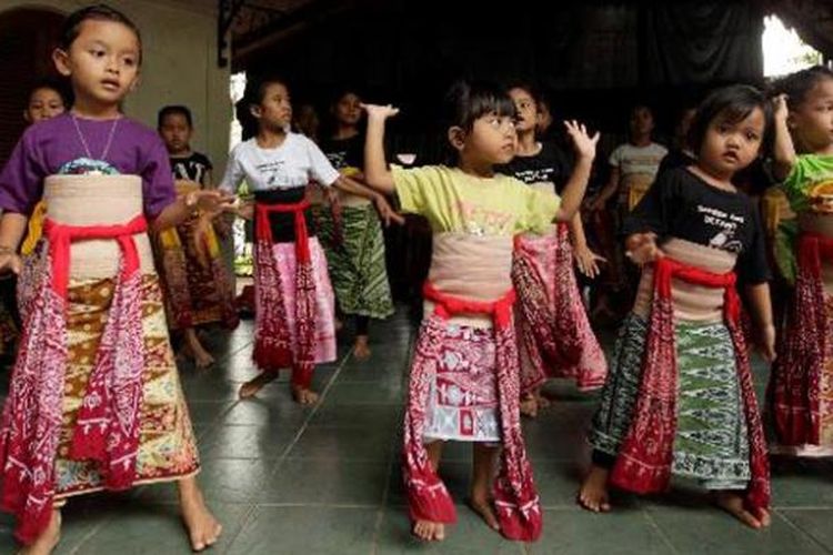 Anak-anak berlatih menari di sanggar tari di Kampung Betawi Situ Babakan, Jagakarsa, Jakarta Selatan, Rabu (12/6/2013). Kampung Situ Babakan merupakan salah satu kampung betawi yang masih bertahan di Jakarta. Di kawasan yang juga menjadi obyek wisata budaya ini masih dapat ditemukan rumah adat betawi, pembuat dodol dan bir pletok.  