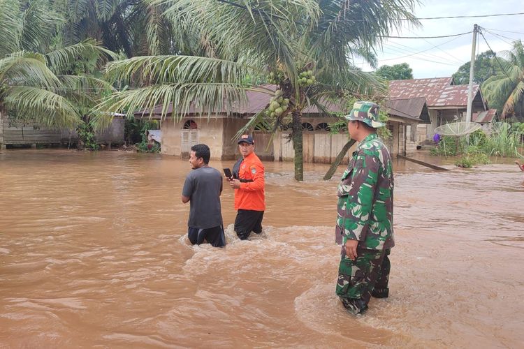Petugas gabungan memantau permukiman warga yang terdampak banjir di Desa Rambah Tengah Hulu, Kecamatan Rambah, Kabupaten Rokan Hulu, Riau, Sabtu (21/10/2023).