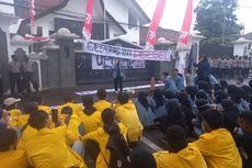 Demo Tolak Kenaikan BBM, Mahasiswa Segel Kantor DPRD Sumedang
