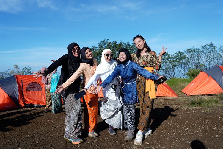 Hari Kartini 2024, Sebanyak 100 Perempuan Kenakan Kebaya di Puncak Gunung Kembang Wonosobo, Minggu (21/4/2024).