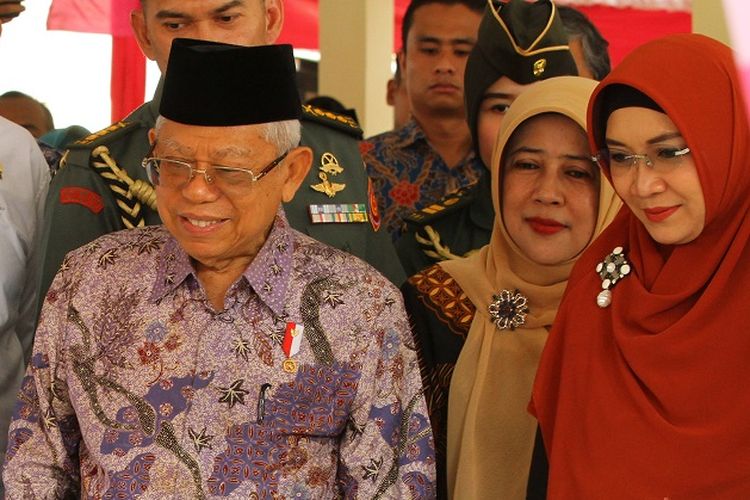 Wakil Presiden Maruf Amin (tengah), didampingi Ibu Wury Maruf Amin (kanan) melakukan kunjungan kerja di Balaidesa Tangkilsari, Malang, Jawa Timur, Rabu (27/11/2019). Kunjungan kerja Wapres tersebut untuk mengetahui penanganan masalah stunting dan kemiskinan. ANTARA  FOTO/Ari Bowo Sucipto/ama.