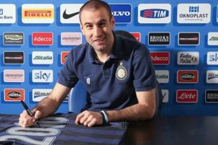 Striker Inter Milan memperpanjang kontrak hingga 30 Juni 2016.