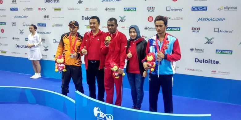Marinus Melianus Yowey (tengah) bersama Menpora Imam Nahrawi (di sebelah kirinya) setelah berhasil memecahkan rekor Asia di ASEAN Para Games, Singapura 2015 cabang renang gaya dada putra 100 meter kategori SB13