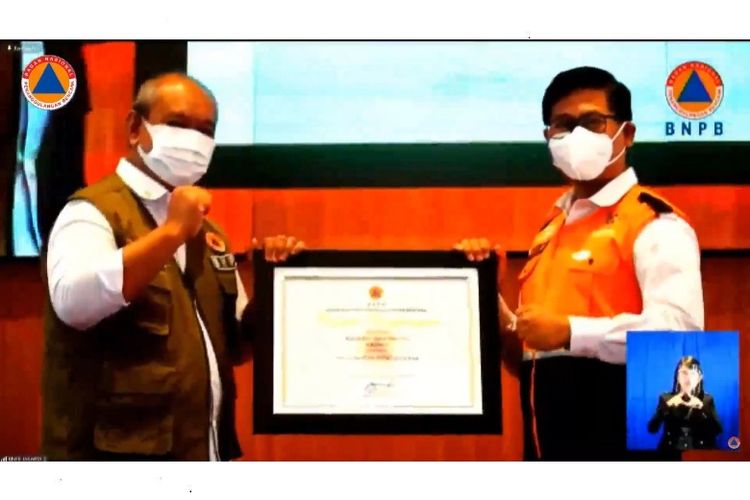 Deputi Bidang Pencegahan BNPB Lilik Kurniawan menyerahkan penghargaan kepada Kepala Divisi Pendistribusian BAZNAS Ahmad Fikri, di Graha BNPB, Jakarta Timur, Selasa (13/10/2020) (Dok. BAZNAS)