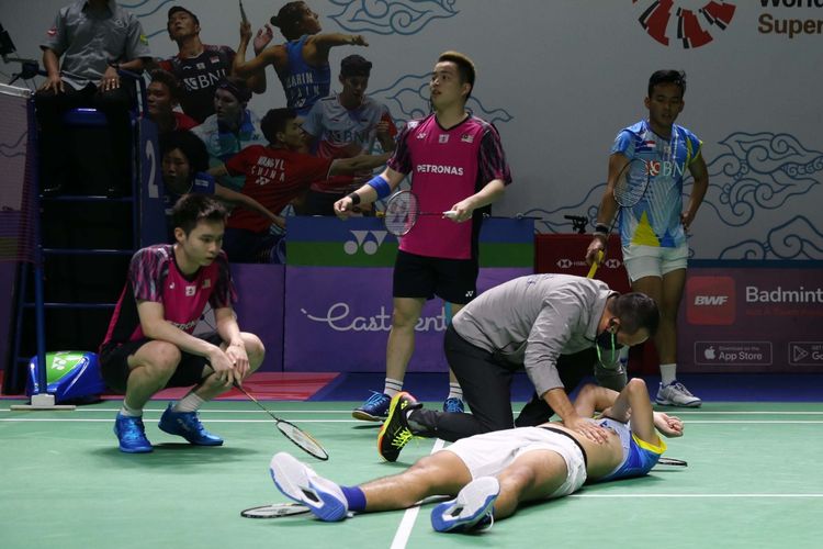 Aaron Chi/Soh Wooi Yik dan Rex Mainaky mendatangi Yeremia Erich Yoche Yacob Rambitan yang mengalami cedera saat bertanding pada perempat final Indonesia Open 2022 di Istora Senayan, Jumat (17/6/2022). 