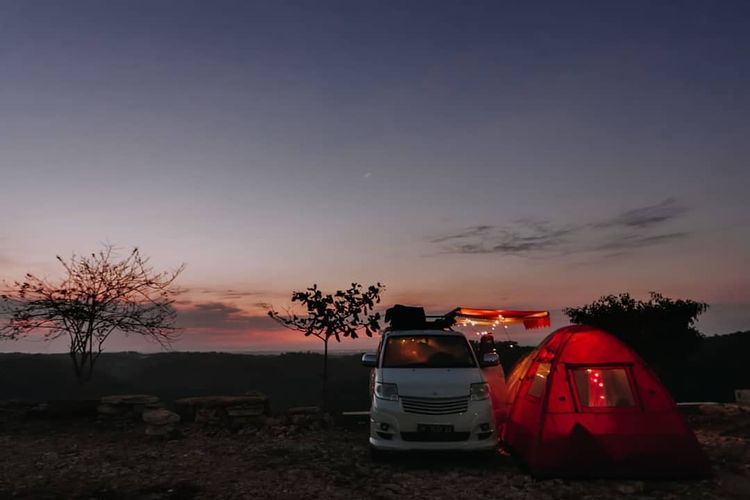 Di Watu Mabur juga bisa berkemah menggunakan mobil dan mendirikan tenda di sampingnya