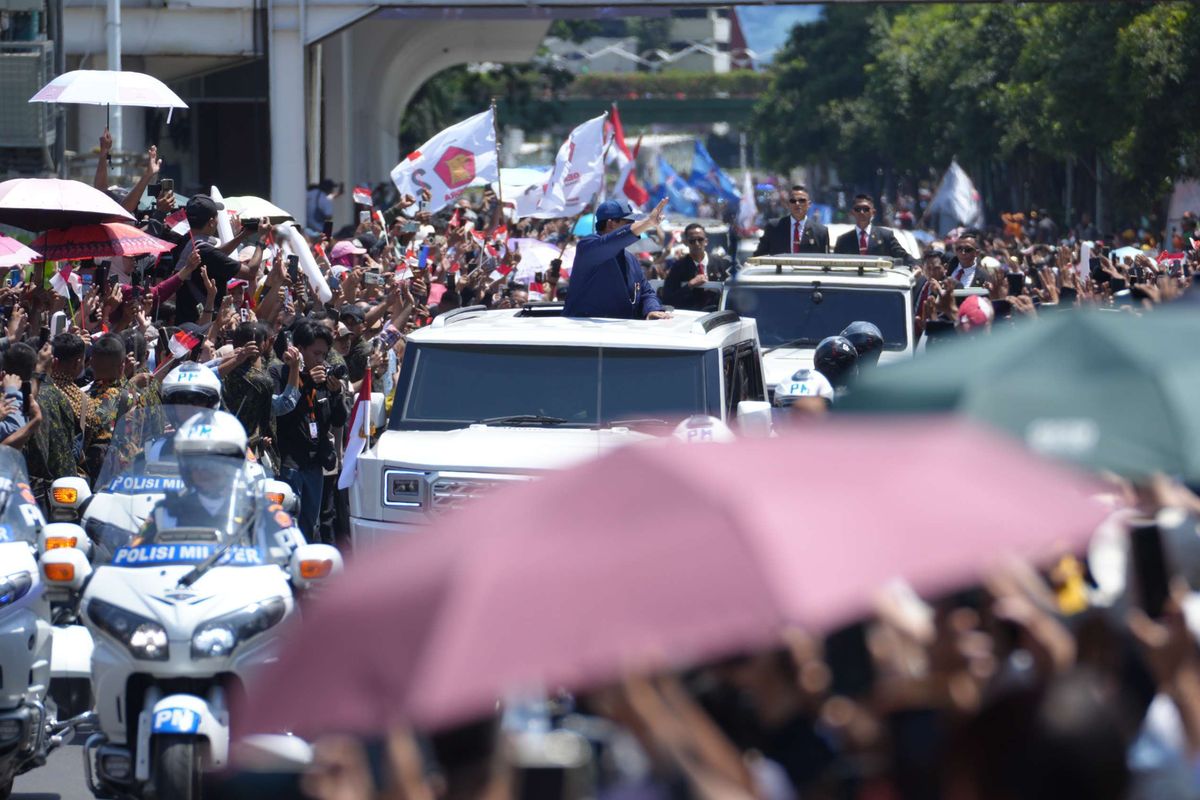 Presiden Prabowo Subianto melambaikan tangan kepada masyarakat yang menunggu di Jalan Sudirman, Jakarta, Minggu (20/10/2024). Pelantikan Presiden Prabowo Suboianto dan Wakil Presiden Gibran Rakabuming Rakadihadiri oleh pejabat tinggi negara dan perwakilan dari negara sahabat.