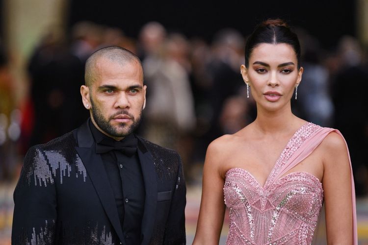 Dani Alves bersama istrinya, Joana Sanz, saat menghadiri seremoni Penghargaan Earthshot di London, Inggris, pada 17 Oktober 2021. Joana Sanz mengonfirmasi dirinya mengakhiri hubungan dengan Alves setelah kasus dugaan pemerkosaan yang dilakukan eks bek kanan Barcelona tersebut kepada seorang wanita di kamar mandi suatu klub malam di Barcelona pada 30 Desember 2022.