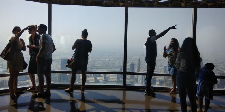 Wisatawan sedang menikmati suasana di lantai 125 Gedung Burj Khalifa, Dubai, Uni Emirates Arab, Kamis (27/10/2017). Burj Khalifa memiliki tinggi 868 meter atau 2.717 meter di atas permukaan laut. Tinggi Burj Khalifa sendiri dua kali lipat Menara Eiffel, Paris dan lebih tinggi dari Gunung Bromo bila diukur dari permukaan laut.