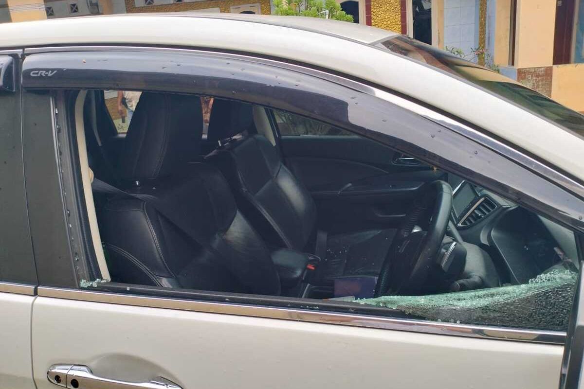 Polisi melakukan olah TKP dan mengumpulkan barang bukti serpihan kaca mobil yang dipecah oleh pencuri di Kampung Leuwipeso, Desa Cibodas, Kecamatan Rumpin, Kabupaten Bogor, Jawa Barat, Selasa (25/6/2024).