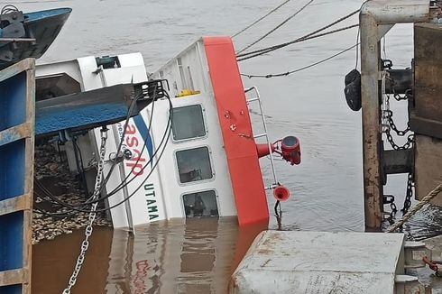 6 Truk Berisi Karet Mentah dan Besi Bekas yang Tenggelam bersama Kapal Feri SeLuang Belum Dievakuasi