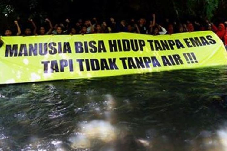 Forum Pelajar Pecinta Alam menggelar aksi bersih-bersih di Kali Gulung Desa Jambesari Kecamatan Glagah Kabuaten Banyuwangi sekaligus menolak penambangan emas Tumpang Pitu