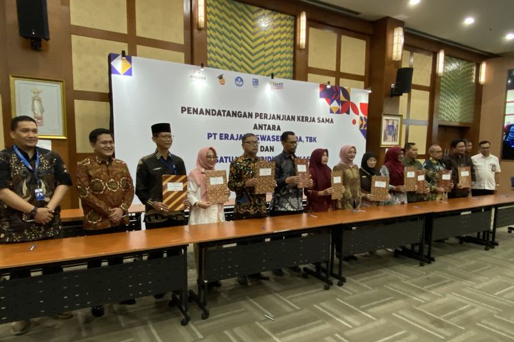 Ditjen Vokasi memfasilitasi kerja sama Erajaya Group dengan 49 satuan pendidikan vokasi yang tersebar di 14 provinsi Indonesia pada 21 Juli 2023 di Auditorium Gedung D Kemendikbudristek, Jakarta.
