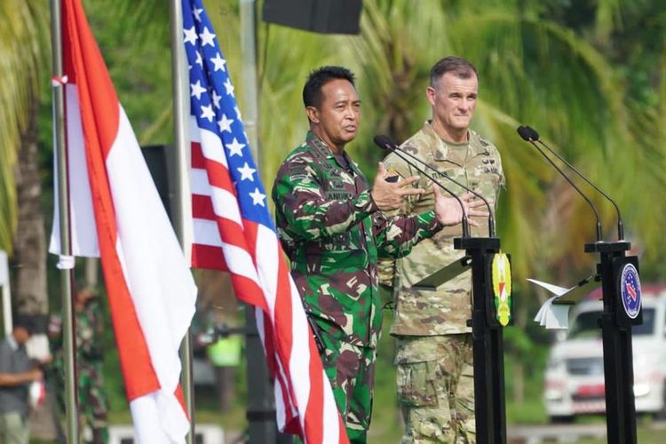 Kepala Staf Angkatan Darat (KSAD) Jenderal TNI Andika Perkasa dan Commanding General USARPAC, General Charles A Flynn membuka latihan bersama Garuda Shield ke-15 Tahun 2021 yang digelar di Pusat Latihan Tempur (Puslatpur) TNI AD di Martapura, Batu Raja, Sumatera Selatan. Rabu, (4/8/2021).