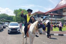 Unik, Wisudawan UGM Ini Naik Kuda Usai Diwisuda