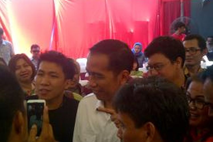 Gubernur DKI Jakarta, Joko Widodo jadi rebutan berfoto oleh warga, tamu undangan, wartawan saat grand opening kantor cabang Bank DKI Jl Dr Ratulangi, Kecamatan Mamajang, Makassar, Jumat (4/10/2013).