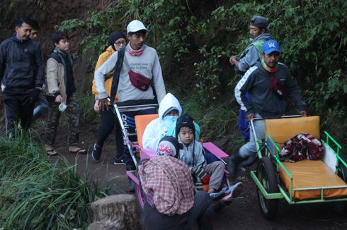 Cerita Penambang Belerang Kawah Ijen Beralih Jadi Ojek Troli Wisatawan