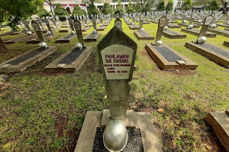 Salah satu makam pahlawan tak dikenal di Taman Makam Pahlawan Kalibata, Jakarta. Gambar diambil pada Minggu (8/11/2020).