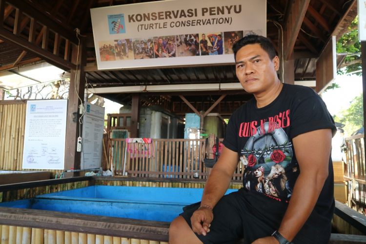 Barnet, relawan koservasi penyu di Pantai Segara Ayu, Sanur, Bali, Jumat (28/9/2018).