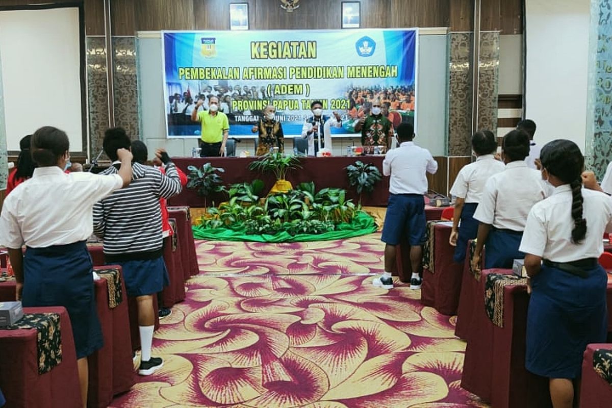 Kepala Dinas Pendidikan, Perpustakaan dan Arsip Daerah (DPPAD) Provinsi Papua Christian Sohilait melepas 350 siswa Sekolah Menengah Pertama (SMP) untuk mengenyam pendidikan di berbagai daerah yang tersebar di Pulau Jawa dan Bali.