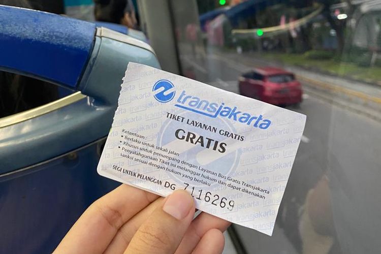 Tiket gratis bagi penumpang untuk naik Bus Wisata Jakarta. 