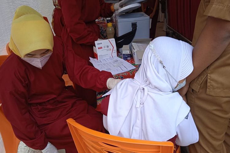 Salah satu siswi sekolah dasar yang menerima vaksinasi untuk anak usia 6 - 11 tahun di Bandar Lampung.