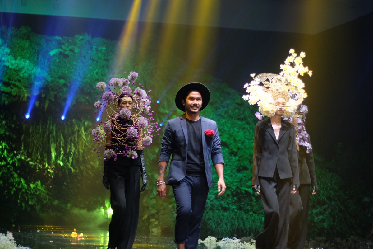 Made Putra, salah satu desainer bunga yang berkolaborasi dengan desainer aksesori, Rinaldy A. Yunardi di panggung World Flower Council Summit Ke-36, di The Westin Hotel, Nusa Dua, Bali.