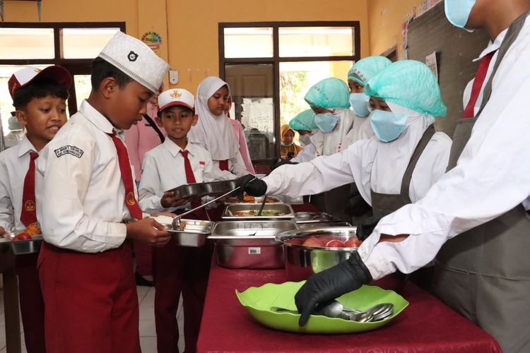 Uji Coba MBG Prasmanan di Malang, Siswa Tak Ambil Makanan Sendiri