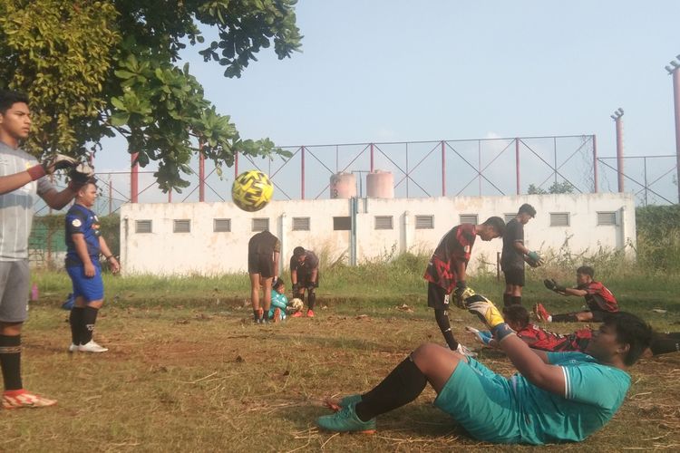 Anak didik DZ91 Goal Keeper Training tengaj berlatih di Lapangan Komplek Sport Hall Adiarsa Karawang, Kamis (7/7/2022)