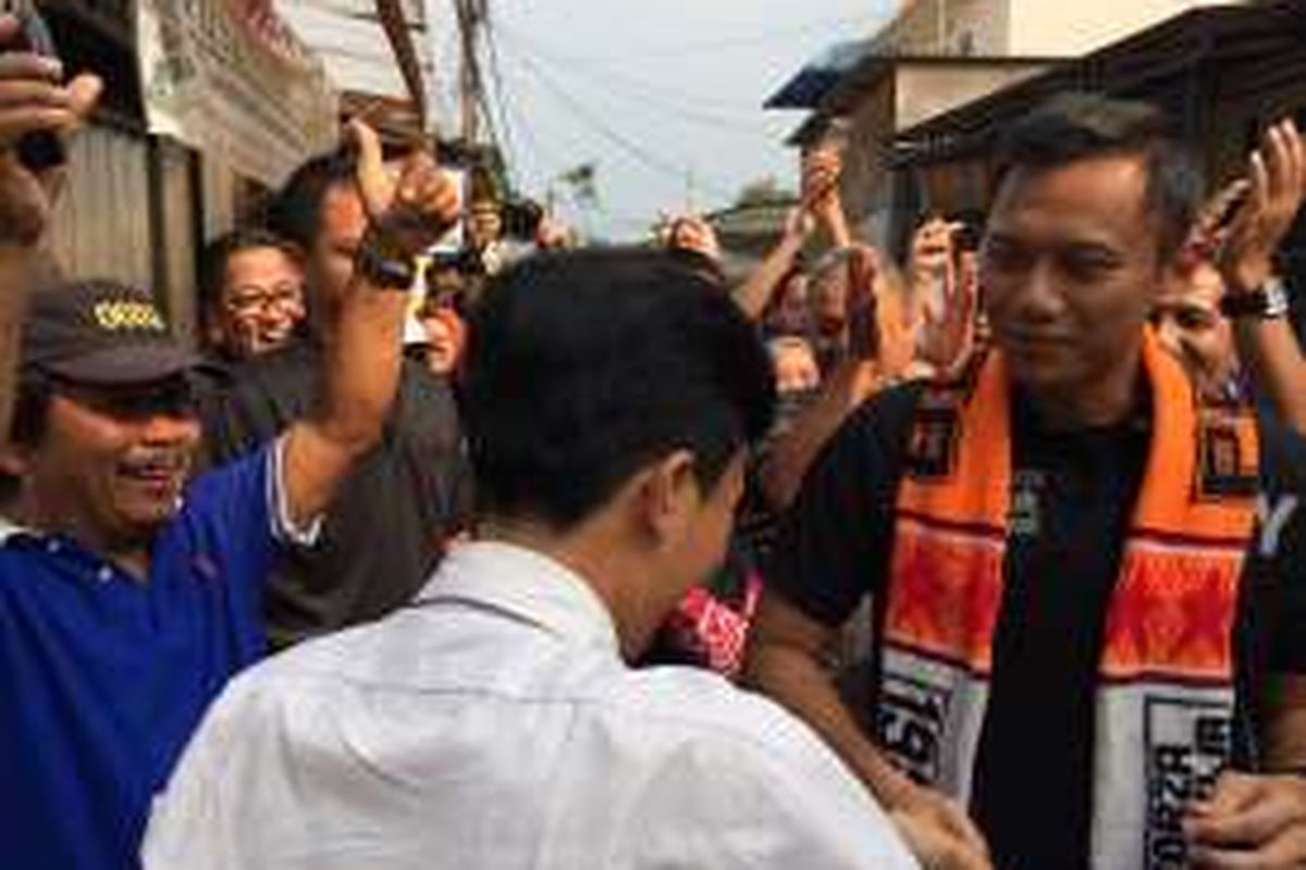 Calon gubernur DKI Jakarta, Agus Harimurti Yudhoyoni diberikan slayer Persija oleh seorang anak sekolah di Kebagusan, Pasar Minggu, Jakarta Selatan, Kamis (10/11/2016).