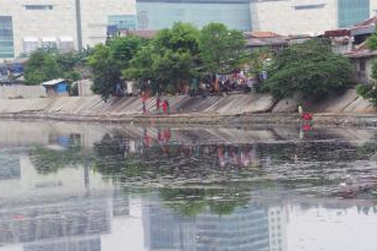 Kondisi Waduk Melati, Jakarta Pusat yang tampak dangkal terendap oleh lumpur dan sampah. Tak ada satu pun alat berat Dinas Pekerjaan Umum DKI untuk menormalisasi kawasan tersebut. Padahal Kepala Dinas PU DKI Manggas Rudy Siahaan menargetkan normalisasi Waduk Melati rampung akhir tahun 2013 ini.
