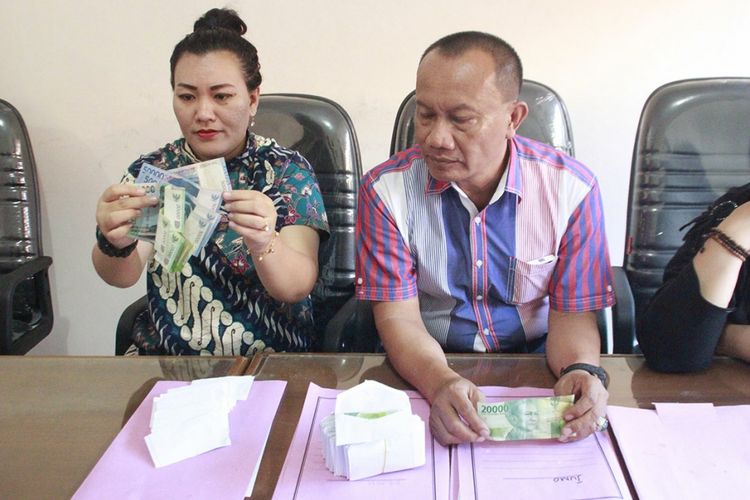 Tim Penegak Hukum Terpadu  Kabupaten Temanggung memperlihatkan barang bukti sejumlah uang pecahan Rp 20.000 dan Rp 50.000  yang dimasukkan ke dalam 186 amplop yang diduga digunakan untuk politik uang pada pilkada di Temanggung, Rabu (27/6/2018). 