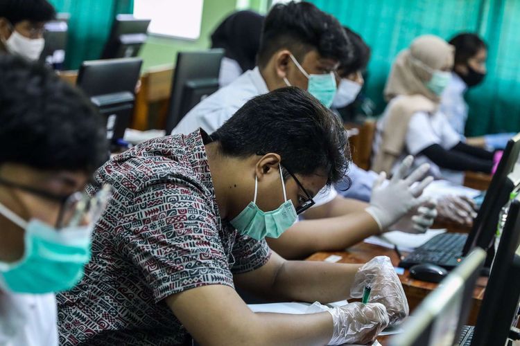 Peserta mengikuti ujian tulis berbasis komputer (UTBK) di SMA Negeri 3 Jakarta Selatan, Setiabudi, Selasa (7/7/2020). UNJ sebagai salah satu Pusat UTBK Perguruan Tinggi Negeri (PTN) menyelenggarakan ujian dalam dua tahap yakni pada tanggal 5-12 Juli 2020 dan 20-27 Juli 2020 dengan jumlah total peserta sebanyak 42.463 orang dengan protokol kesehatan pencegahan penularan Covid-19.