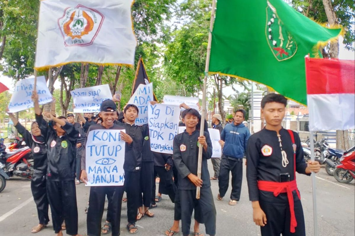 Puluhan pesilat berkumpul di Jalan Wijaya Kusuma hendak menuju ke kantor KONI Sampang, Selasa ( 8/7/2025).