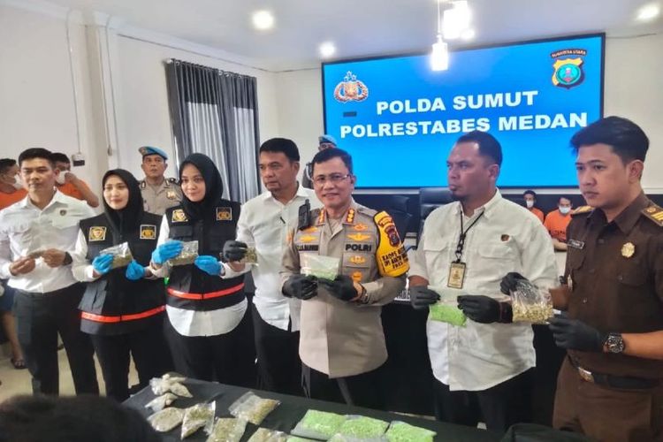 Aparat Polrestabes Medan melakukan pemusnahan barang bukti di Mapolrestabes Medan, Sumatera Utara, Senin (22/1/2024). 