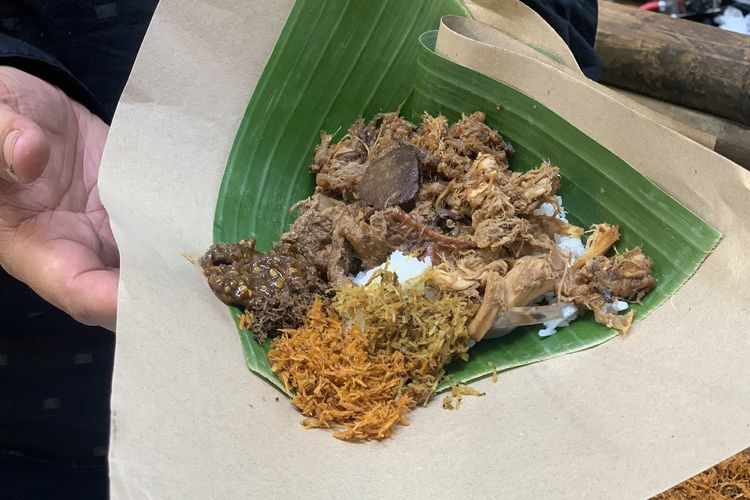 Makanan khas Gresik ini dikenal dengan penyajian menggunakan daun pisang. Hal yang sama bisa kamu jumpai di stan Nasi Krawu Buk Tiban Kampoeng Legenda 2025.