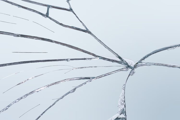 Ilustrasi cermin retak