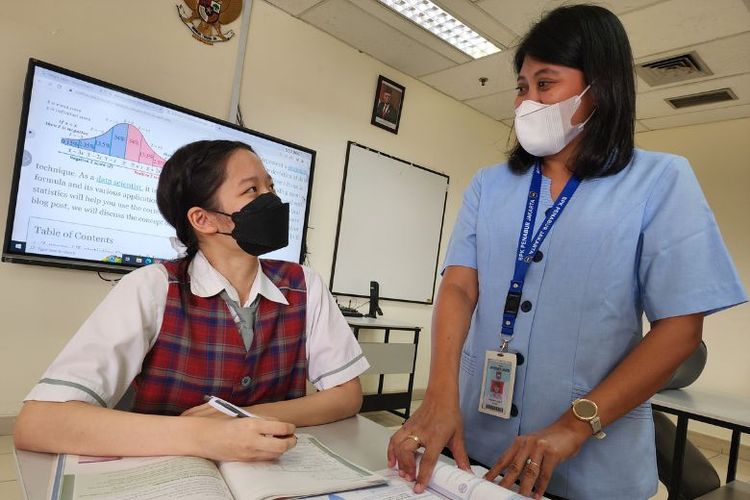 Siswa kelas XII SPK SMAK PENABUR Kelapa Gading Charlene Faith Christanto sedang mendalami materi untuk persiapan mengikuti Cambridge Examination bersama guru. 