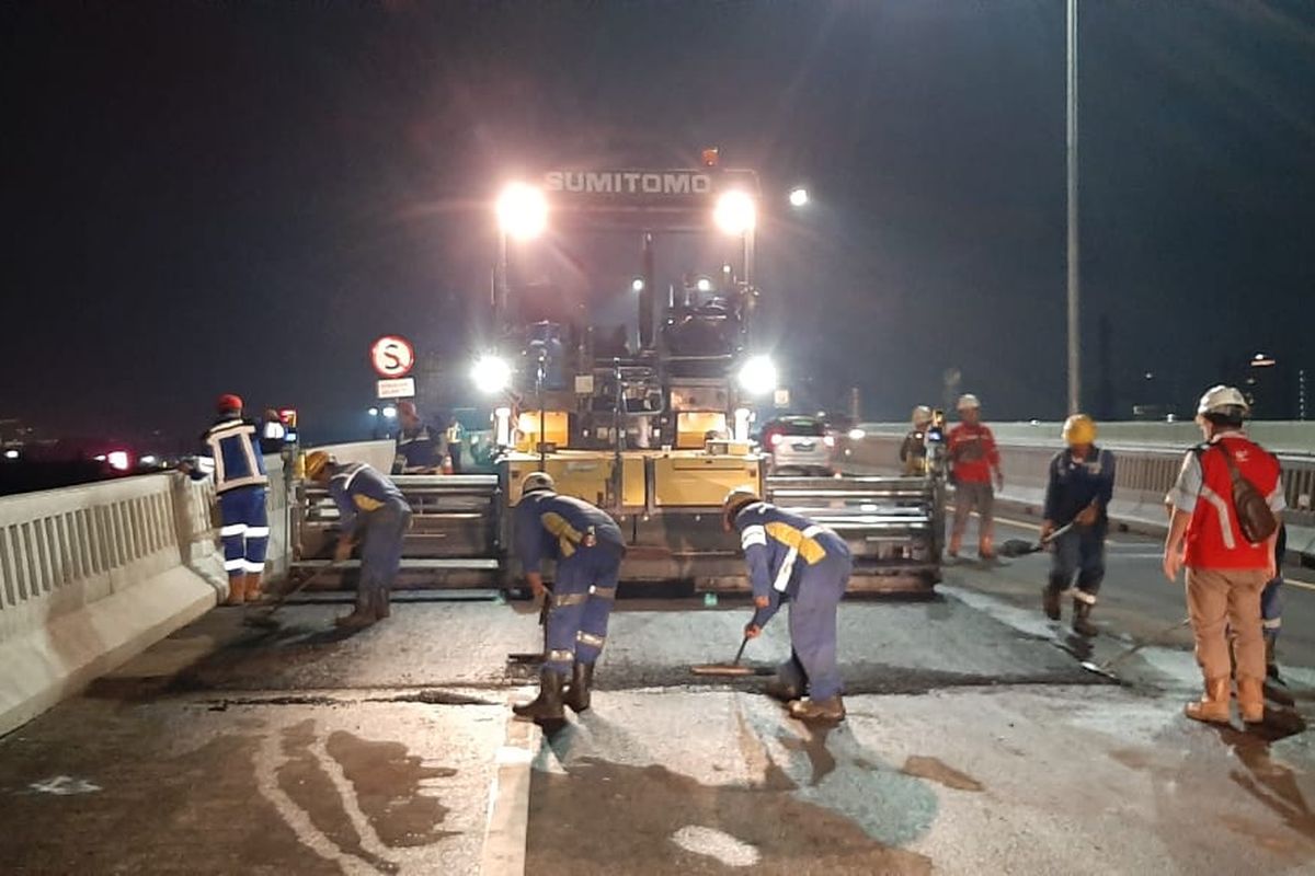 Pekerjaan penyempurnaan Expansion Joint dan permukaan perkerasan Jalan Tol Jakarta - Cikampek II (Elevated) di kedua jalur, baik arah Cikampek maupun arah Jakarta.