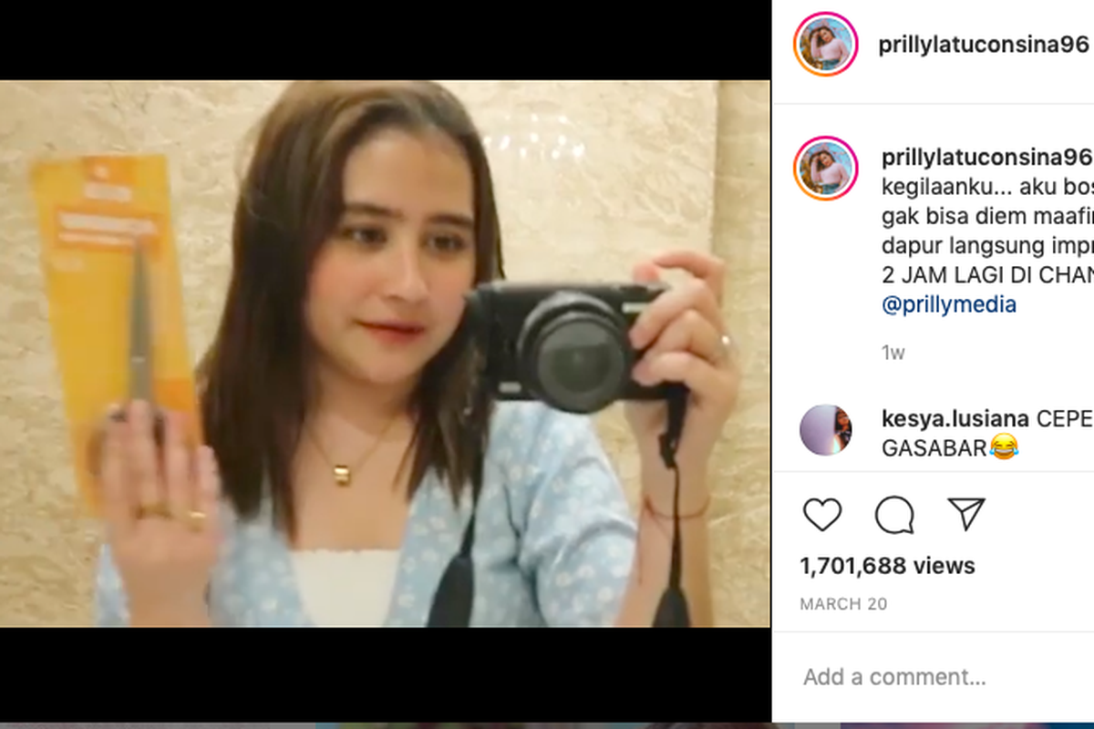 Artis peran Prilly Latuconsina memotong sendiri rambutnya.