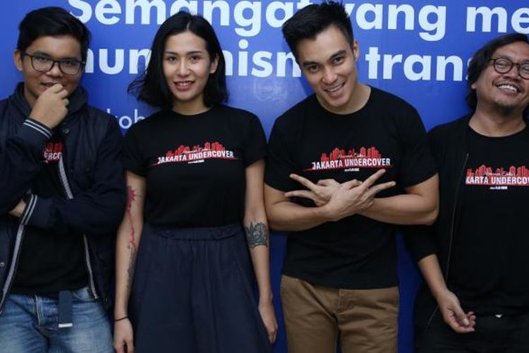 Sutradara Fajar Nugros (pertama dari kiri), eksekutif produser Moammar Emka, Tiara Eve (ke 2 dari kiri) dan Baim Wong (ke 3 dari kiri) selaku pemeran film Jakarta Undercover saat berpose di  Gedung Kompas Gramedia, Palmerah Selatan, Jakarta, Selasa (31/1/2017). 