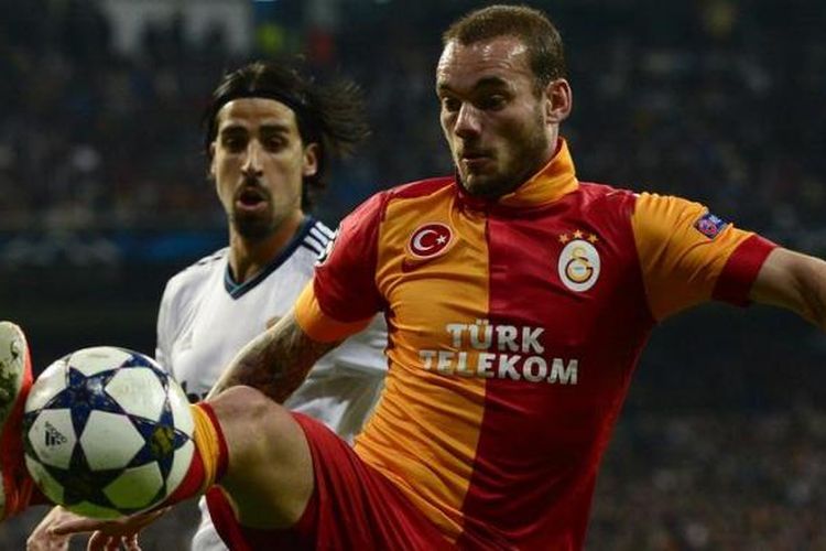 Gelandang Real Madrid, Sami Khedira, mengawal pemain Galatasaray, Wesley Sneijder, saat kedua tim bertemu pada leg pertama perempat final Liga Champions.  